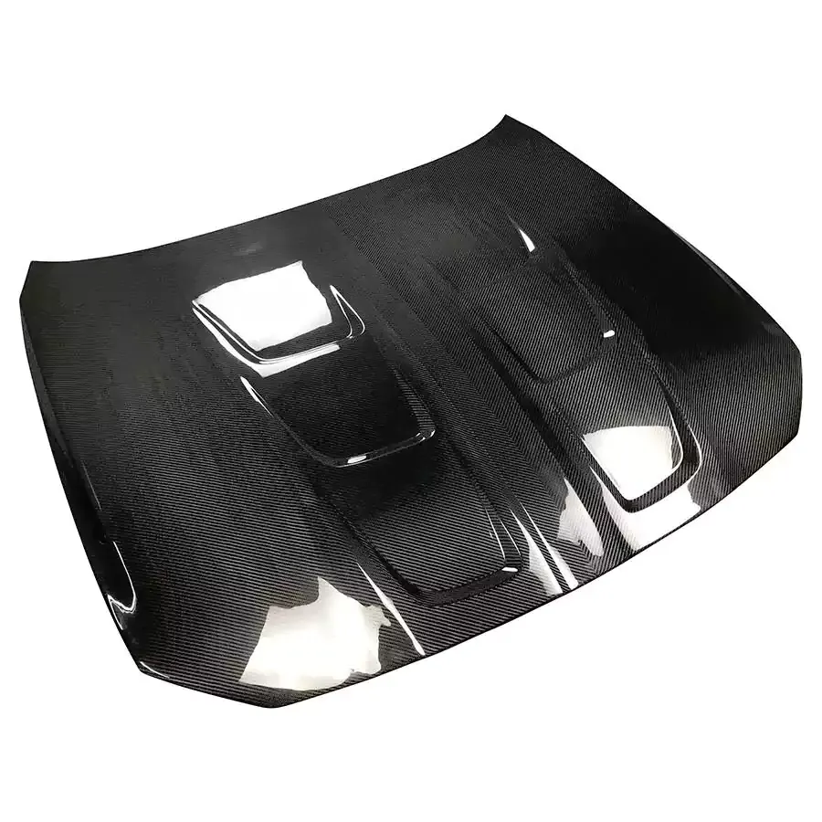 Capot en fibre de carbone installé sur une BMW M3