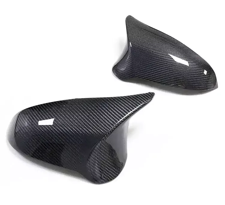 Coques de rétroviseurs en fibre de carbone installées sur une BMW