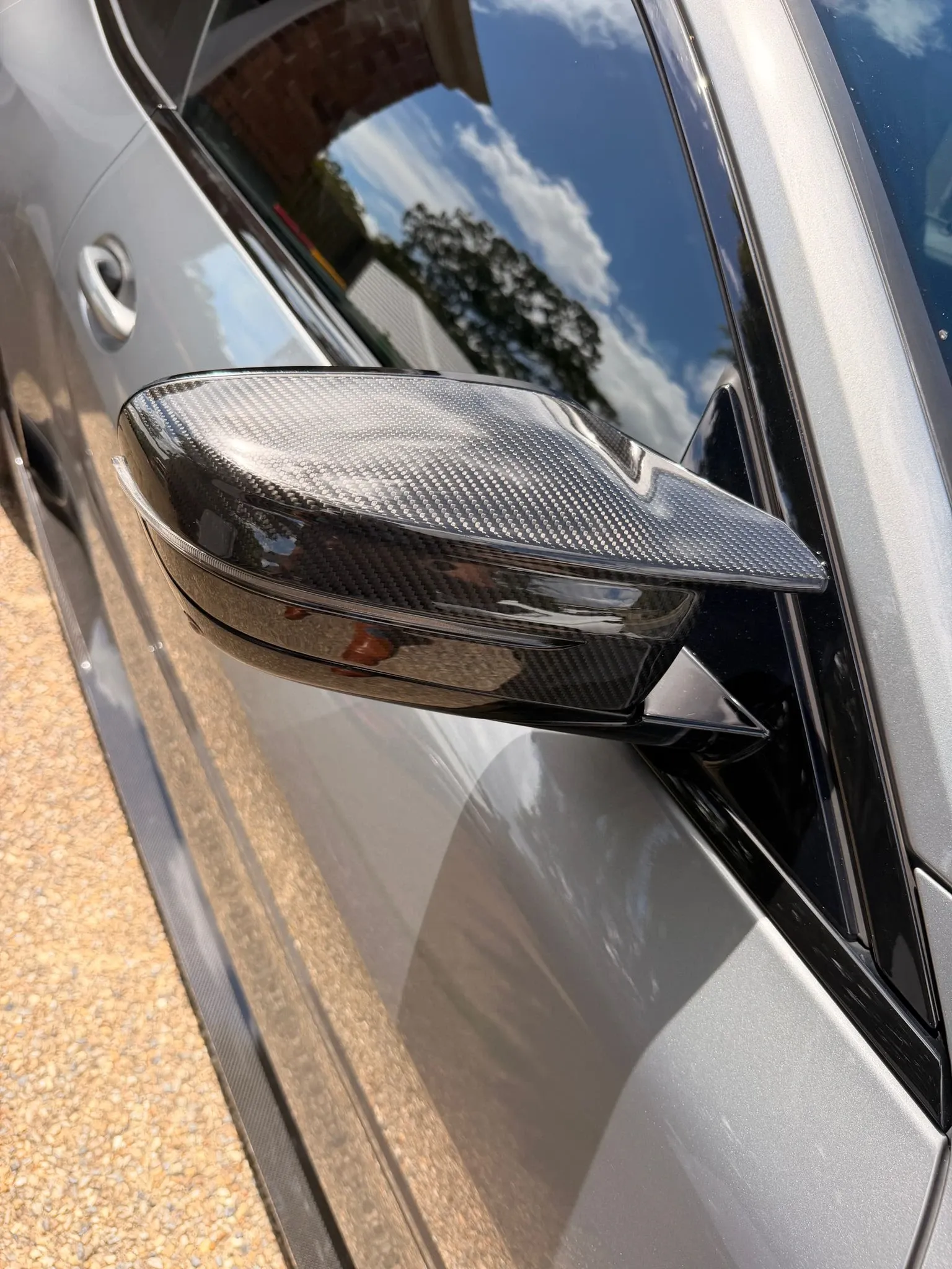 Coque de rétroviseur carbone montée sur une BMW