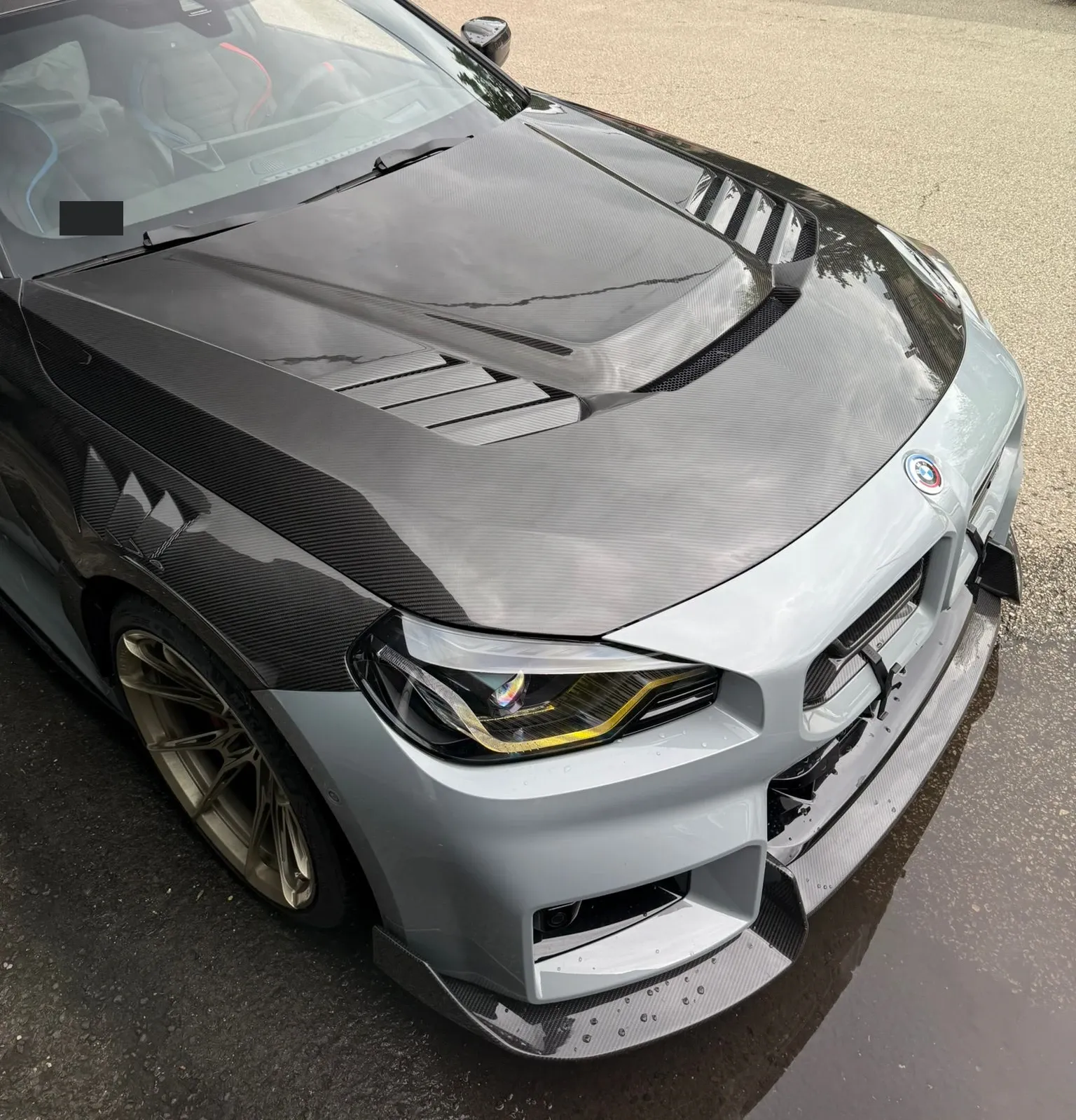 BMW équipée d’un capot en fibre de carbone CCF